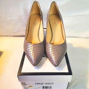 Slightly worn, great shape Nine West pumps.